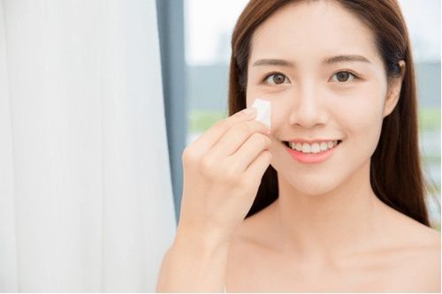 卸妝油 vs 卸妝水 誰更勝一籌？如何科學選擇卸妝產品？